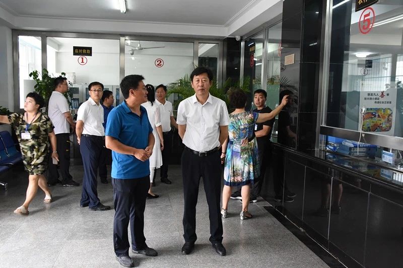 区长张伟检查体验"只跑一次"改革工作