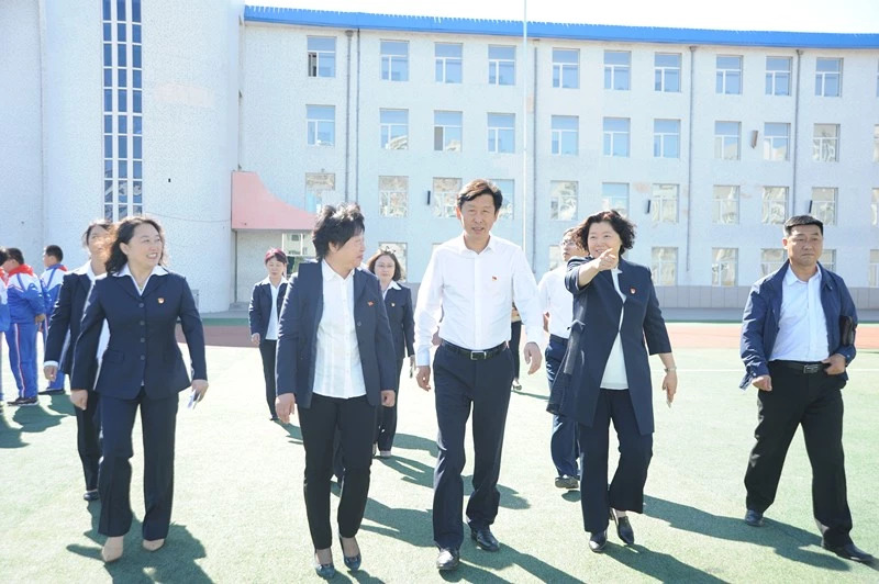 区长张伟教师节前走访慰问一线教育工作者