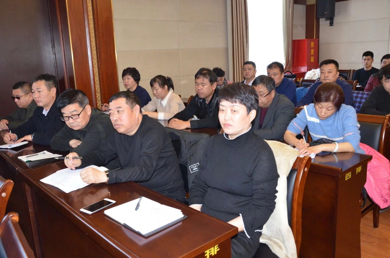 区委常委,常务副区长李清华主持会议.